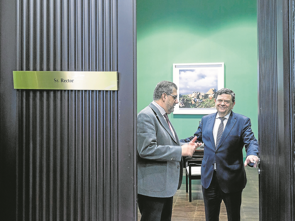 Mayoral y López, en el despacho de rectorado, mirando cómo adaptar el espacio a las necesidades de su nuevo ocupante.