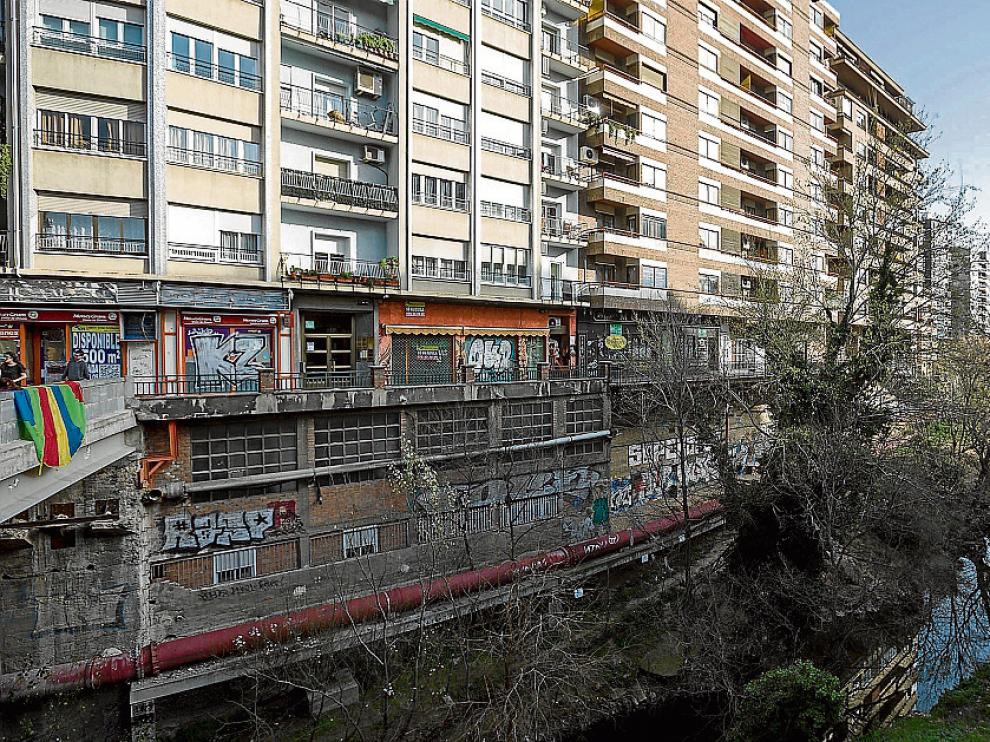 Aspecto que presentan las riberas del Huerva en las cercanías de la Gran Vía.
