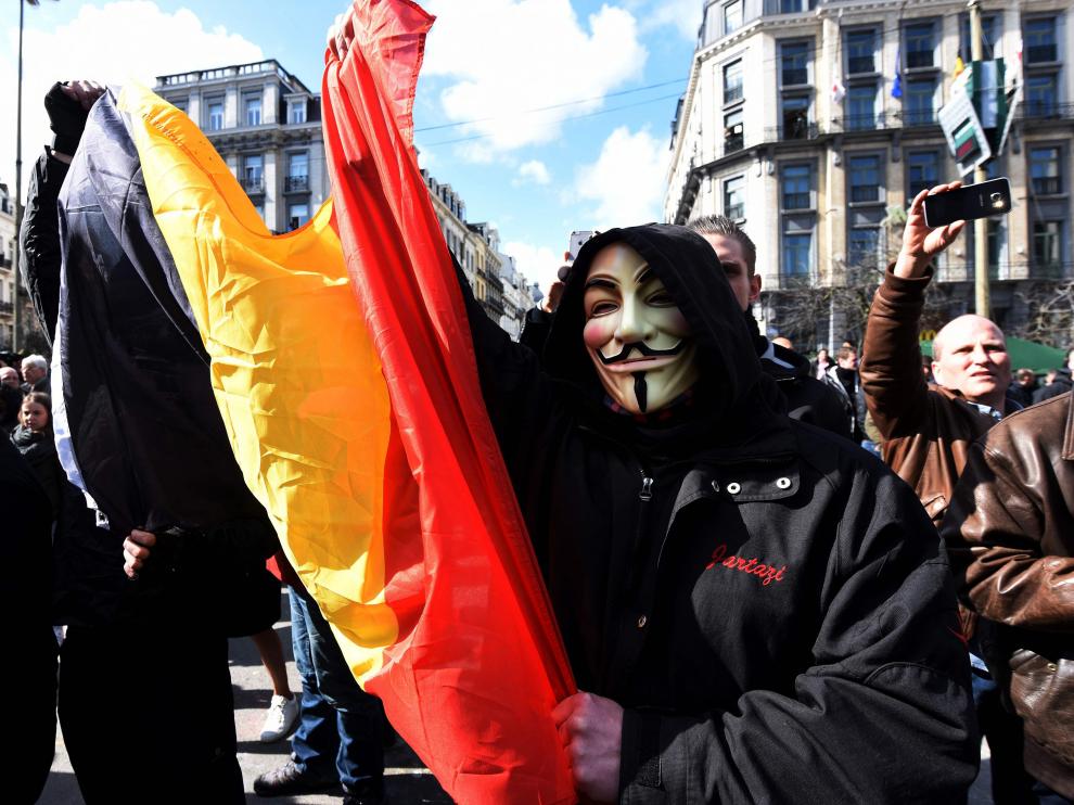Radicales interrumpen una concentración pacífica por los fallecidos en los atentados de Bruselas