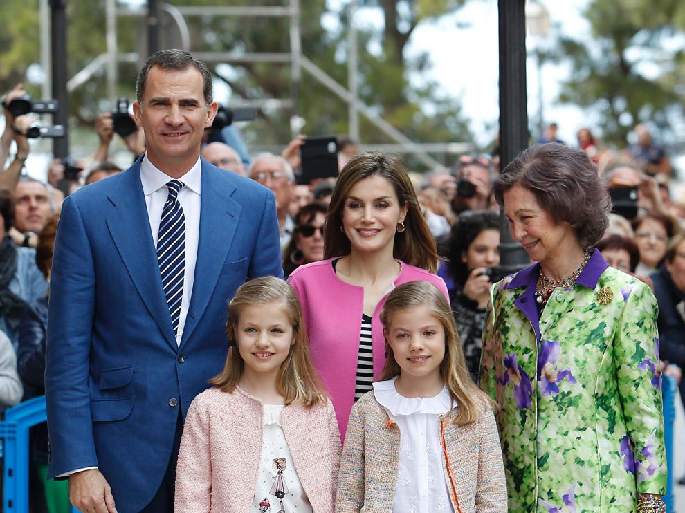 Los Reyes, junto a sus hijas y la reina Sofía