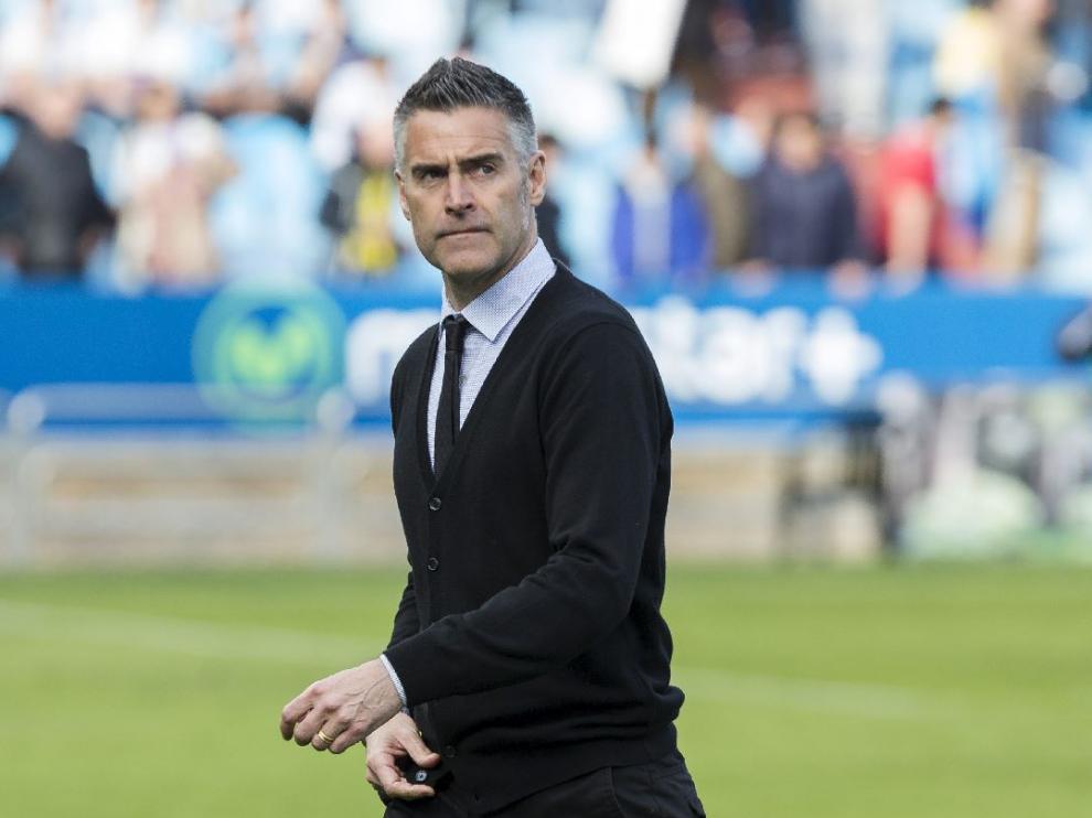 Lluís Carreras abandona el campo con gesto torcido al finalizar un partido del Real Zaragoza.