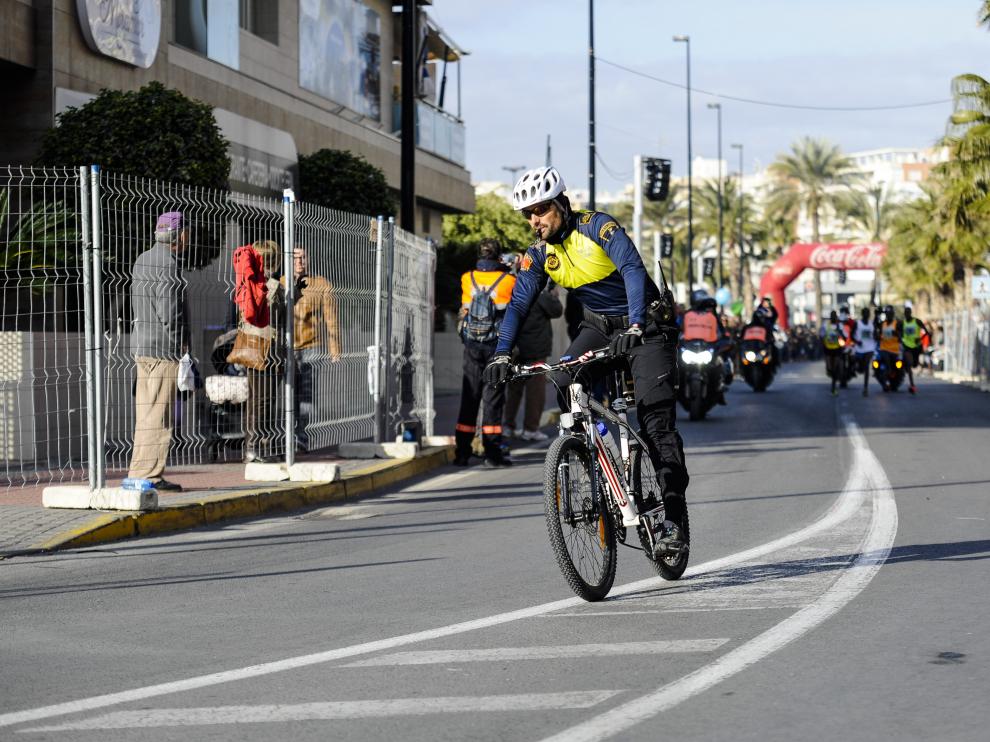 Un policía en bici en Elche.