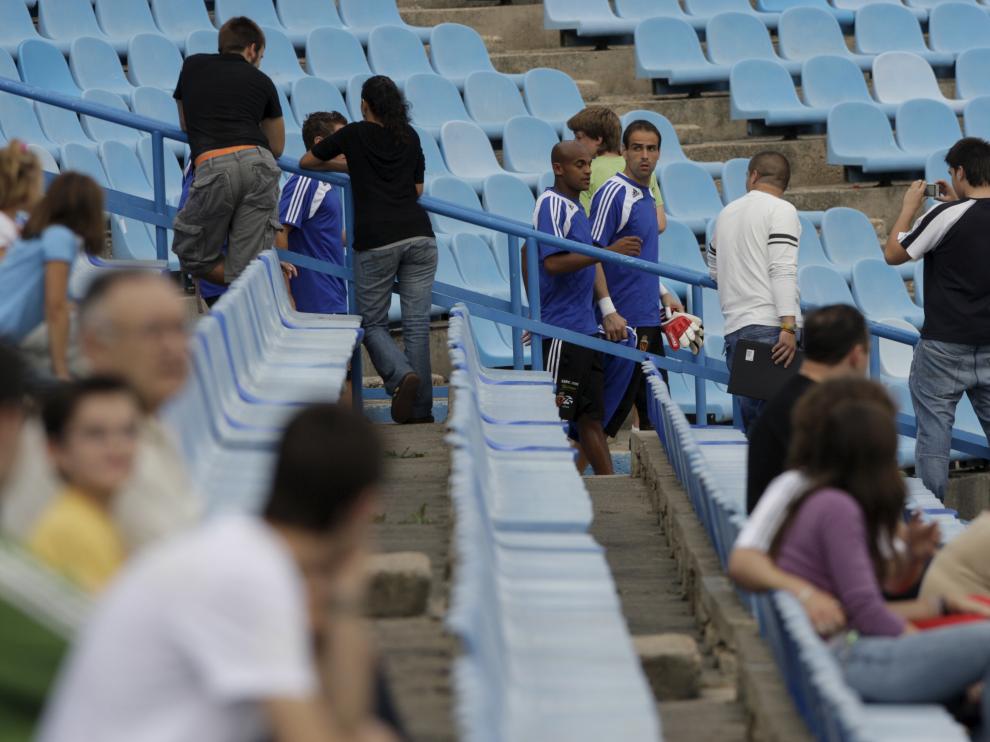 Imagen de un entrenamiento a puerta abierta en La Romareda en 2008. Lo que siempre fue algo normal, ahora es noticia por su carácter extraordinario.