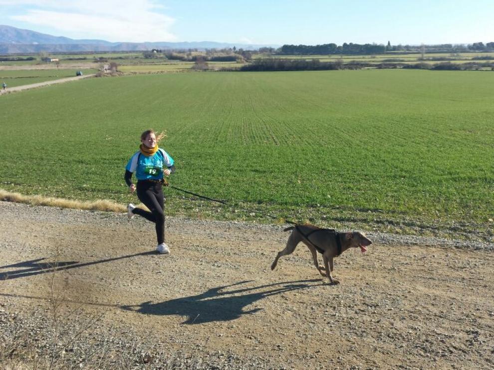 Una corredora y su perro, en una prueba de canicross