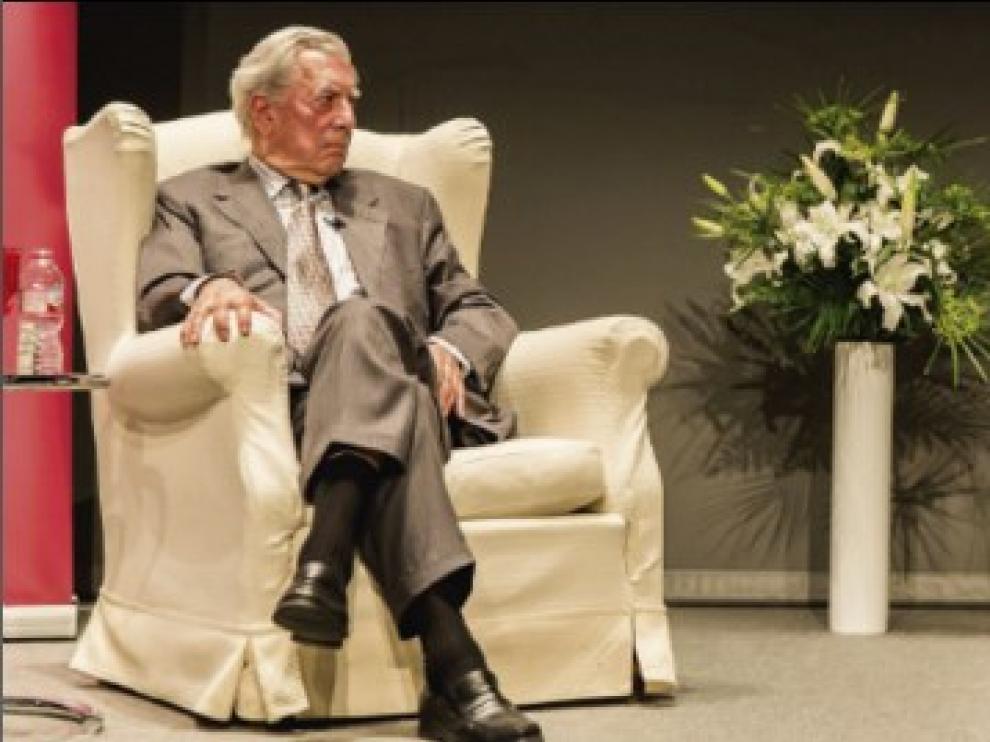 Mario Vargas Llosa junto a Herrera durante su entrevista.