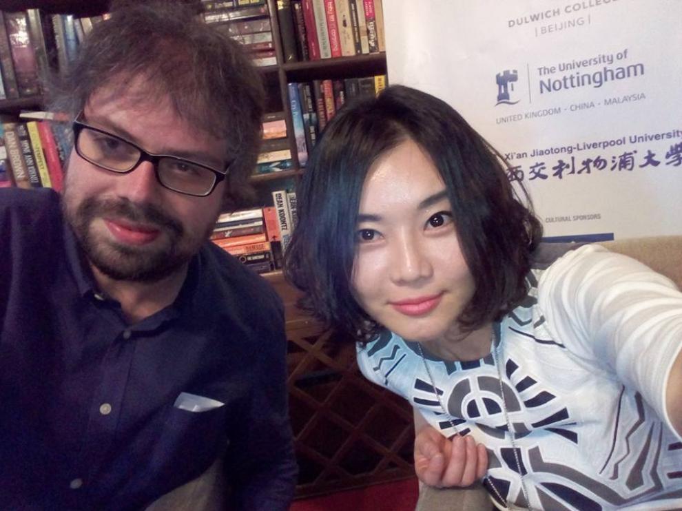 Sergio del Molino junto a Hyeonseo Lee