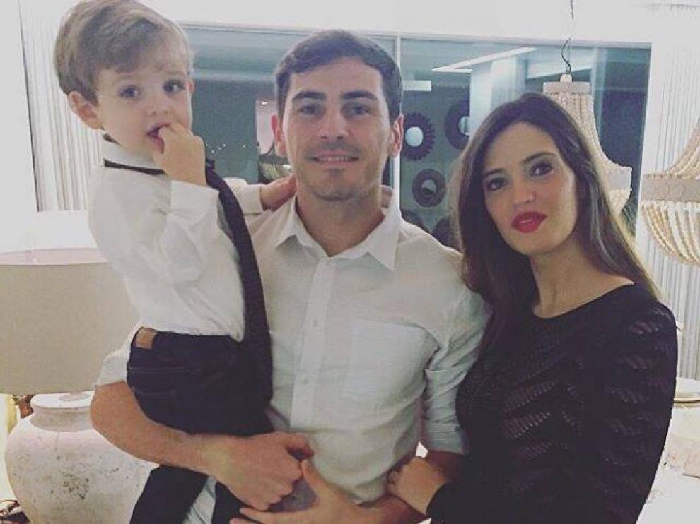 Iker Casillas y Sara Carbonero con su hijo Martín, en una imagen publicada por la pareja estas Navidades.