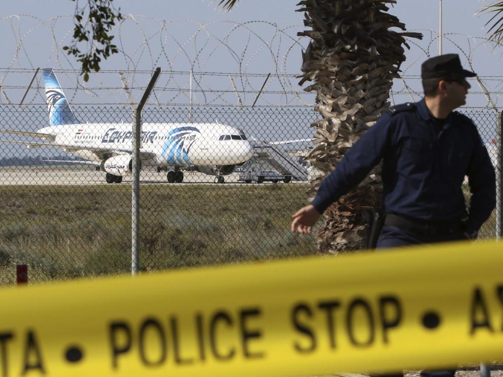 SECUESTRAN UN AVIÓN DE EGYPTAIR Y LE OBLIGAN A ATERRIZAR EN CHIPRE
