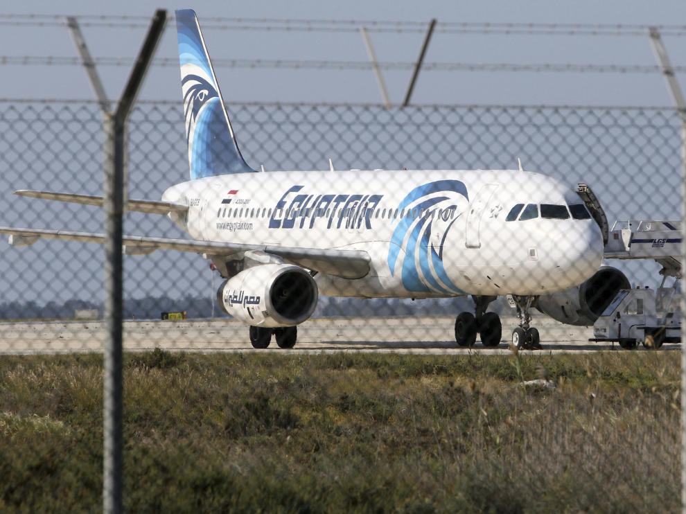 SECUESTRAN UN AVIÓN DE EGYPTAIR Y LE OBLIGAN A ATERRIZAR EN CHIPRE