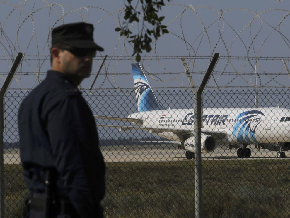 Un policía chipriota frente al avión egipcio secuestrado