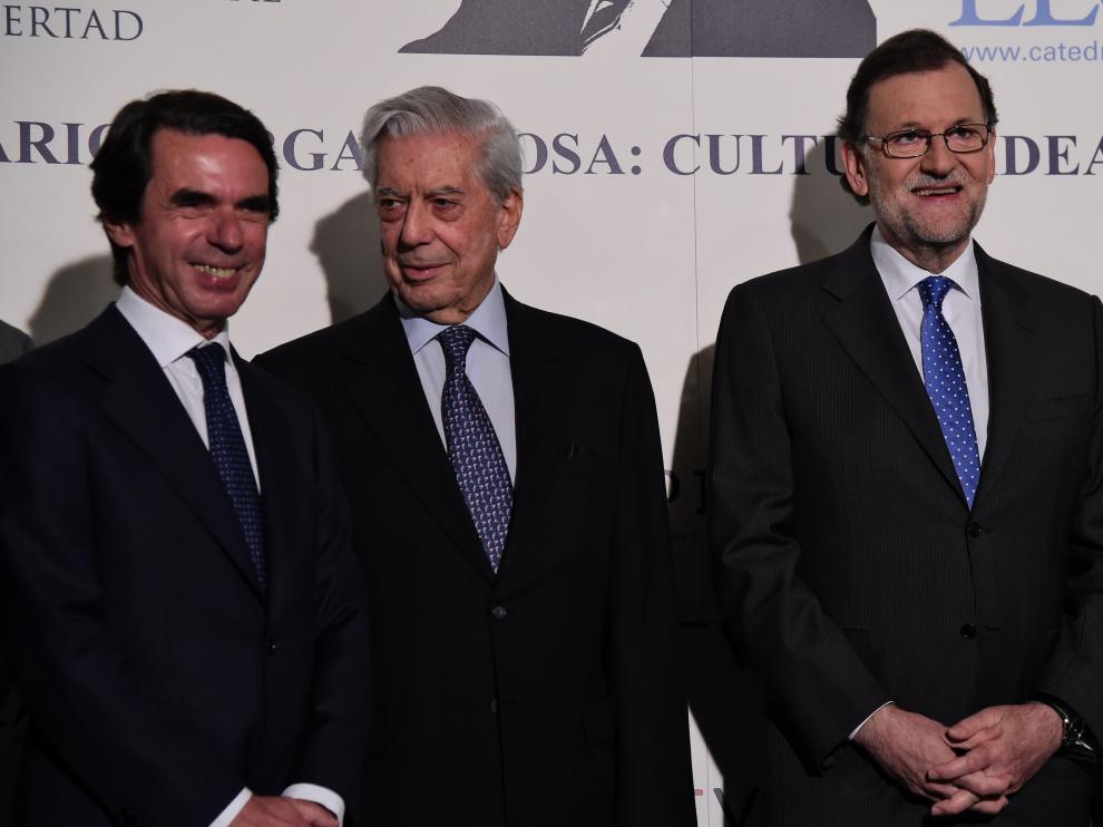 Aznar, Vargas Llosa y Rajoy posan juntos al comienzo del seminario 'Vargas Llosa: cultura, ideas y libertad'.