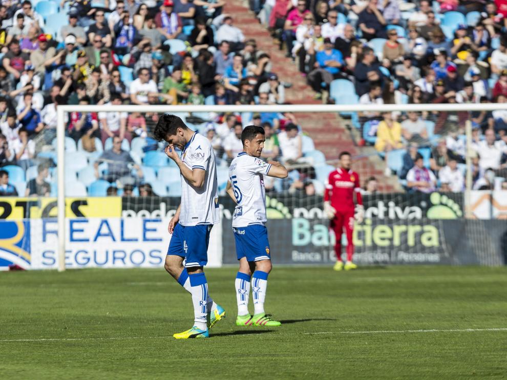 Leandro Cabrera, cabizbajo, se marcha del campo expulsado en el minuto 27 en el último partido ante el Girona.