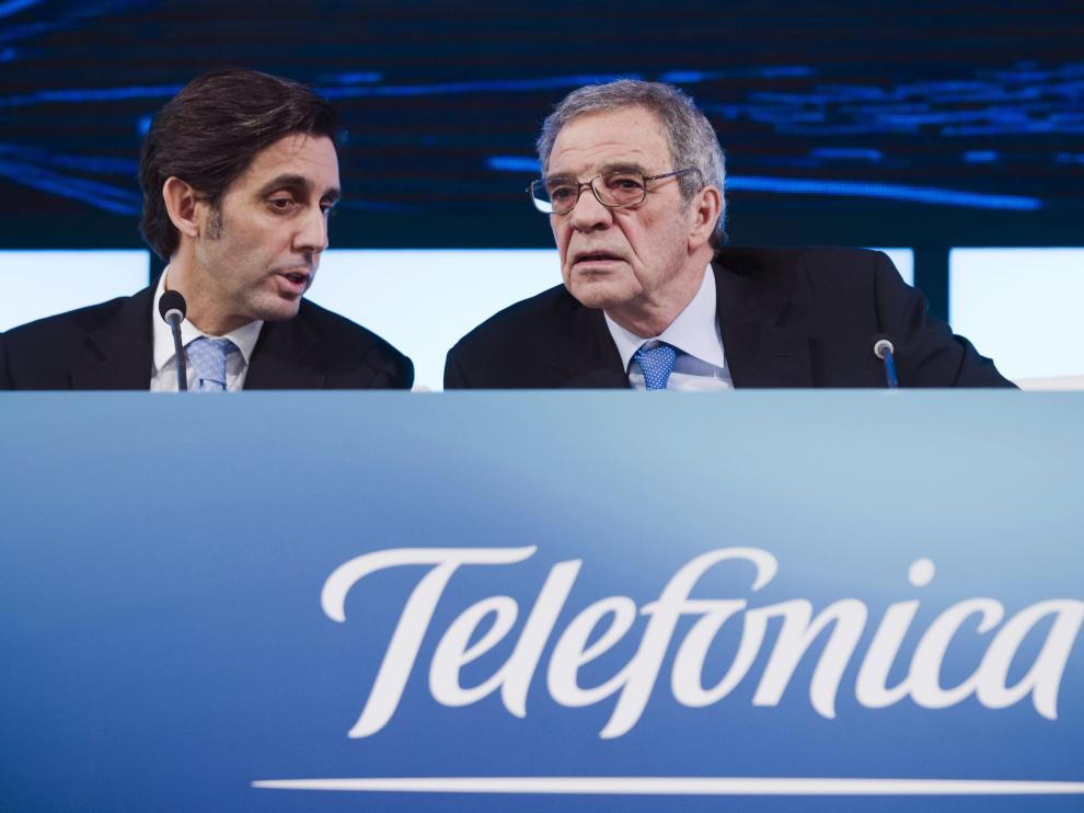 Fotografía de archivo del presidente de Telefónica, César Alierta (d), que deja su puesto en la compañía tras casi 16 años al frente de la operadora de telecomunicaciones española, junto al consejero delegado, José María Álvarez-Pallete López
