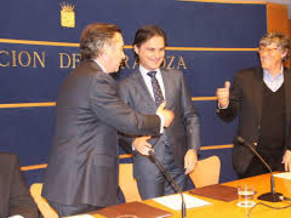 Simón Casas junto a Ignacio Lloret, tras firmar el contrato de gestión de La Misericordia.