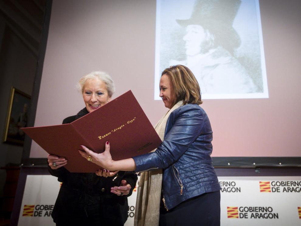 Mayte Pérez hace entrega del Premio Aragón-Goya 2015 a la artista oscense Teresa Ramón.