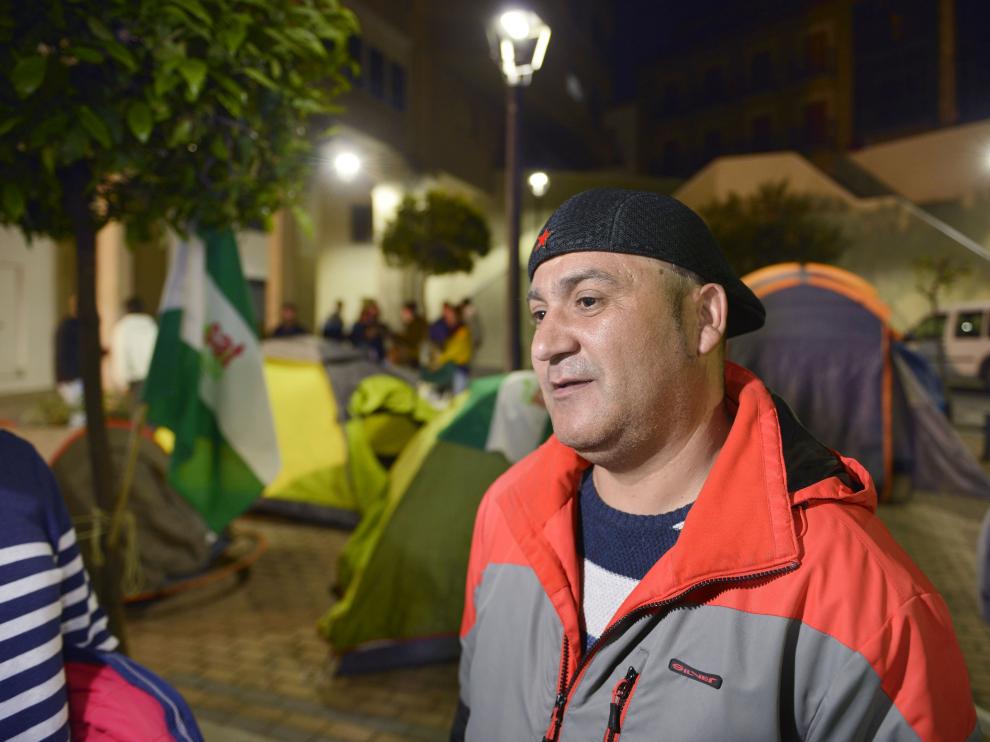 Bódalo ha esperado su detención arropado por miembros del Sindicato Andaluz de los Trabajadores.