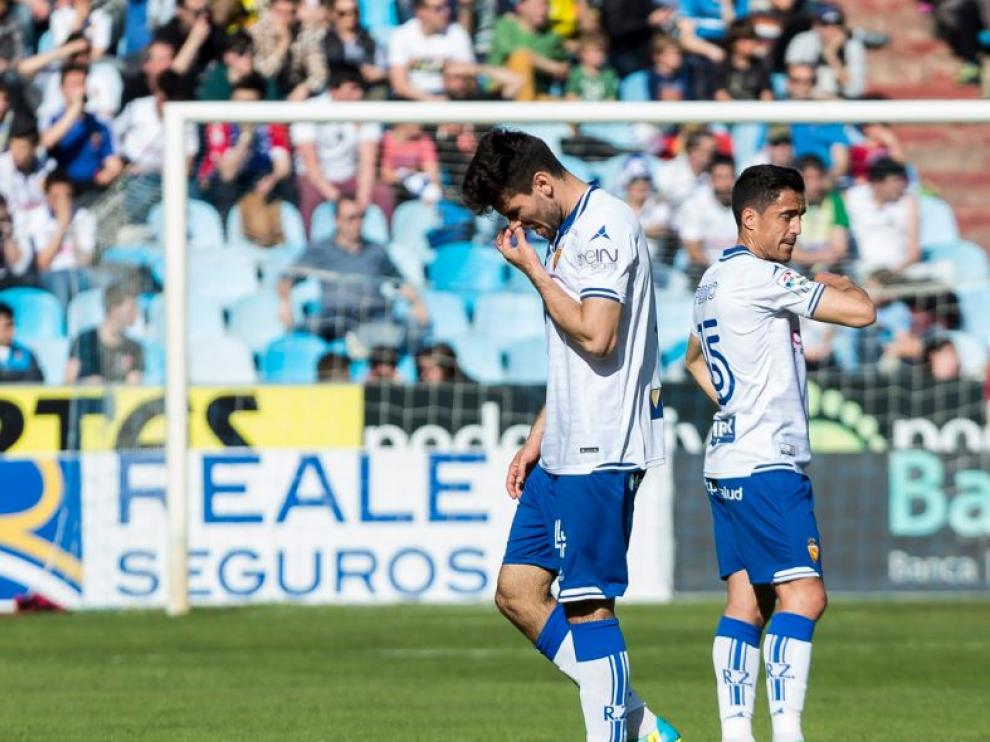 Momento en el que Cabrera, apesadumbrado, se marcha del campo expulsado el pasado domingo ante el Girona.