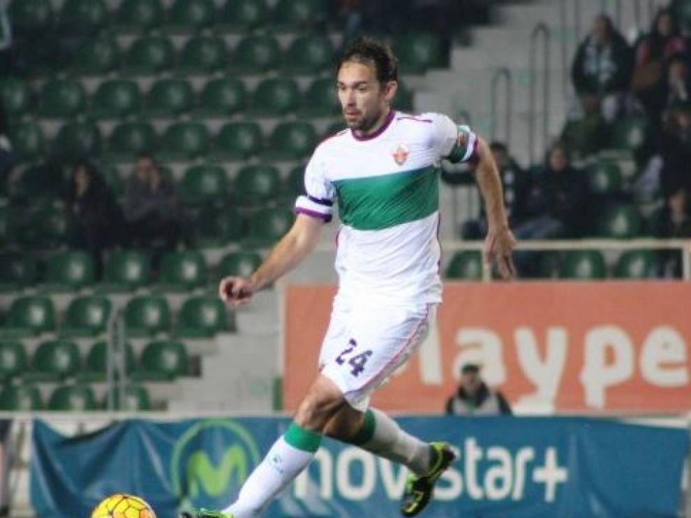 Lolo, exzaragocista ahora capitán del Elche, en un partido reciente con el equipo franjiverde en el estadio Martínez Valero.