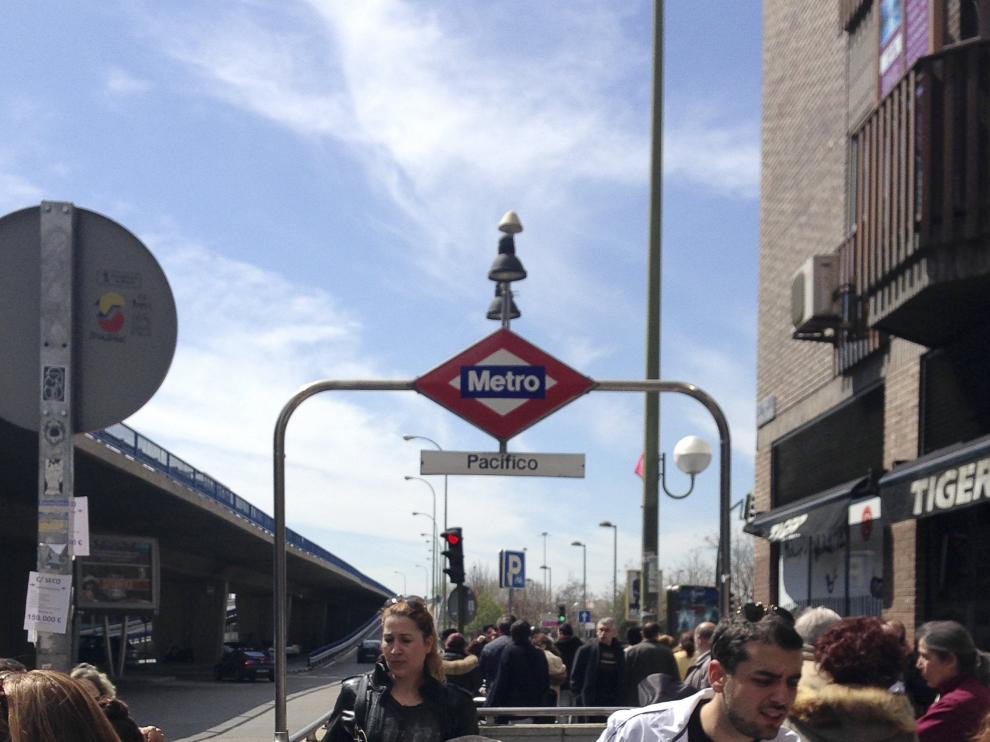 Gente saliendo de la estación Pacífico.