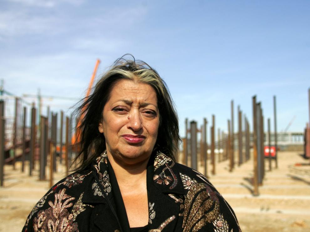 Fallece Zaha Hadid, diseñadora del Pabellón Puente de ZaragozaZaha Hadid, en su visita a las obras del Pabellón Puente de Zaragoza