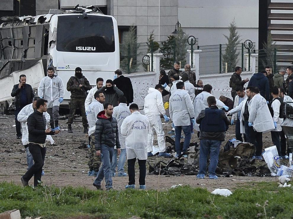 Una imagen tras el atentado en un autobús policial de Turquía