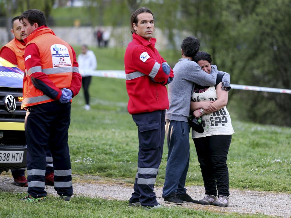 En su auxilió acudió su hermano, de 17 años, quien pudo ser rescatado del río.