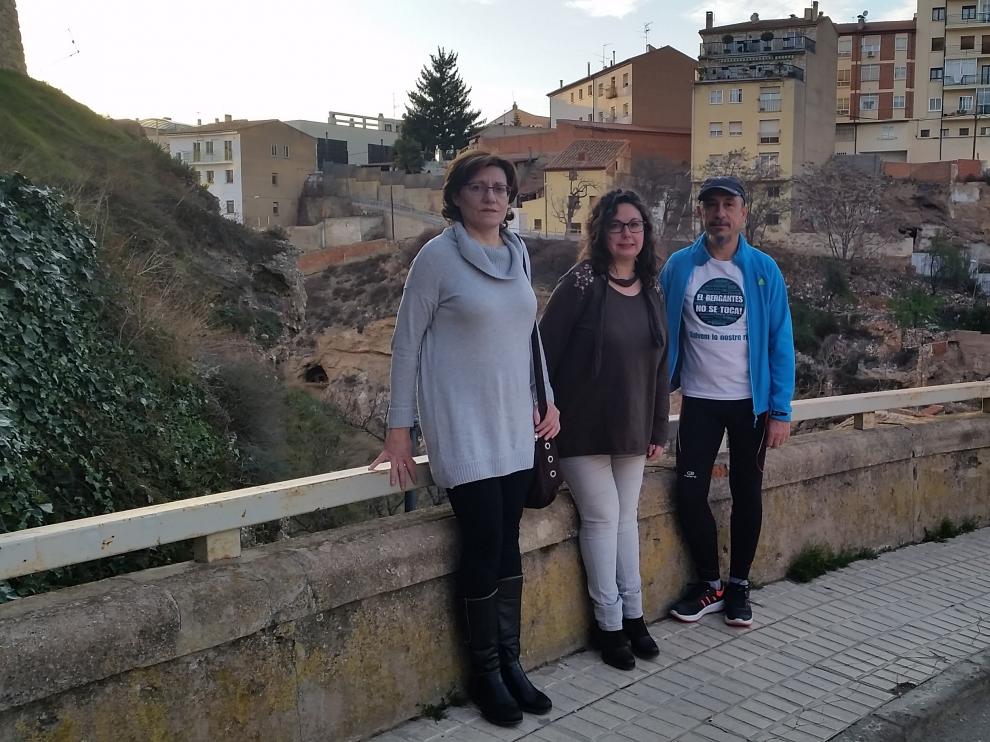 Los concejales de Ganar Teruel visitan el puente de la Reina.