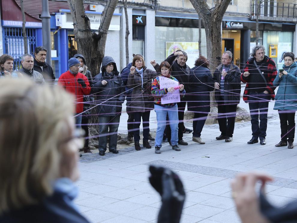 Concentración en la plaza Concepción Arenal de Huesca en homenaje a las mujeres víctimas de violencia de género.