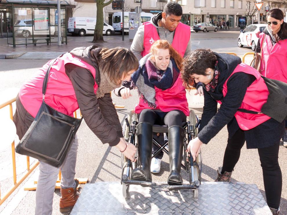 Voluntarios de la Fundación DFA durante la "Yincana por la superación" en Huesca.