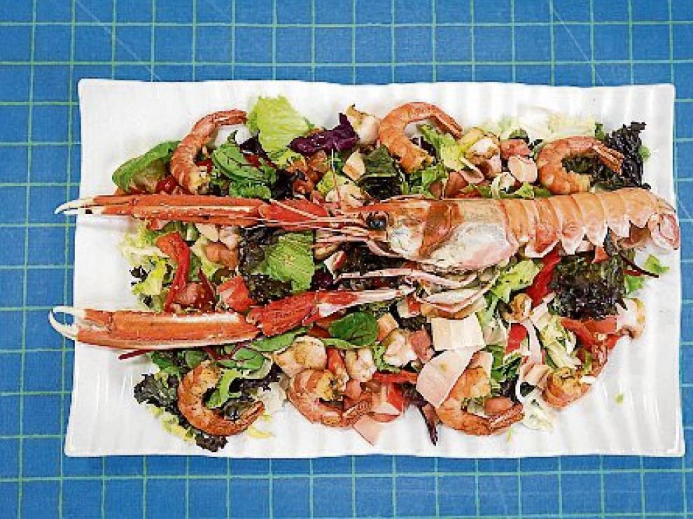 Receta de ensalada templada de cigala con chipirones y langostinos.