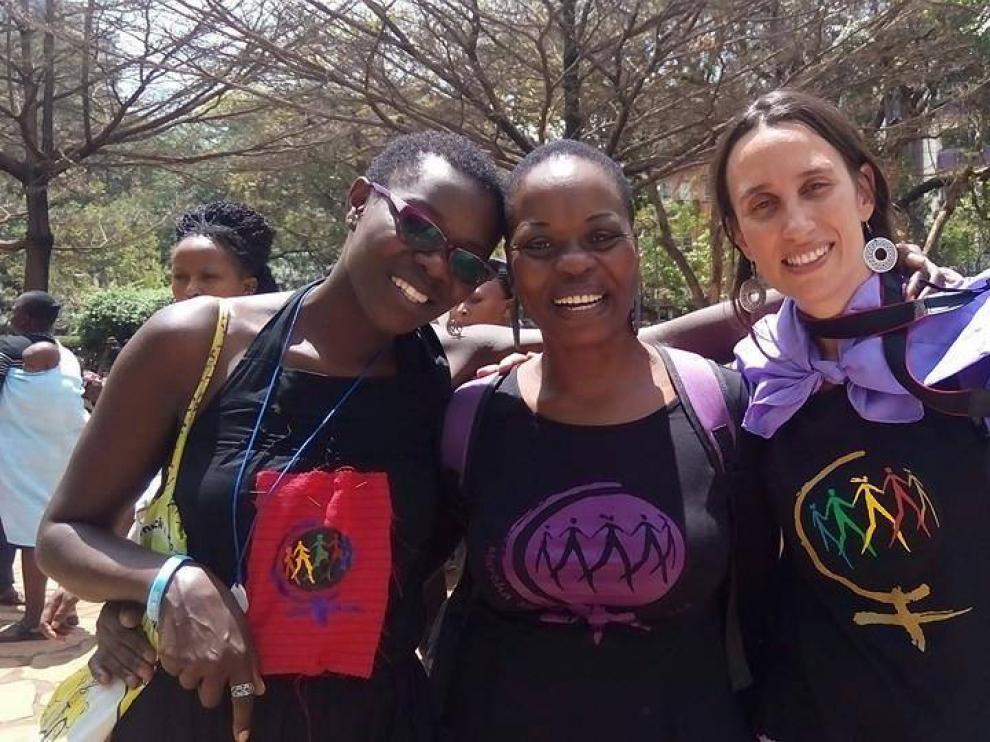 Eva Anadón (tercera en la foto) posa con dos compañeras de la Marcha Mundial de las Mujeres en Mozambique.