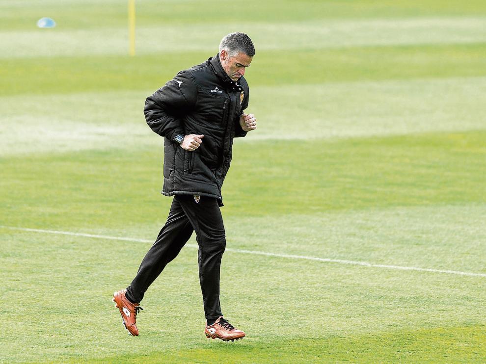 Lluís Carreras trota en un entrenamiento del Real Zaragoza.