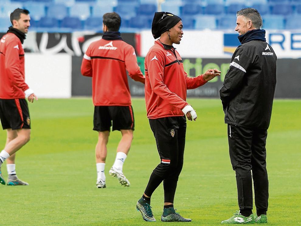 Hinestroza conversa con Carreras en el entrenamiento de ayer.