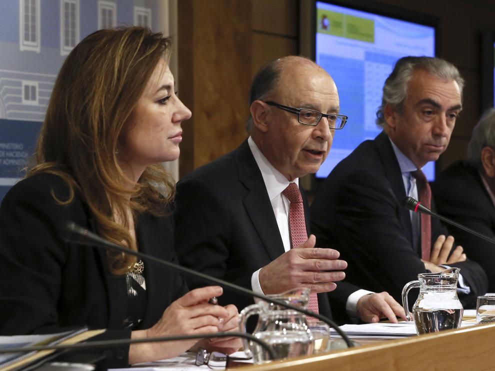 El ministro de Hacienda y Administraciones Públicas, Cristóbal Montoro (2i), junto a la secretaria de Estado de Presupuestos y Gastos, Marta Fernández Currás (i), el secretario de Estado de Hacienda, Miguel Ferre (2d), y el secretario de Estado de Admini