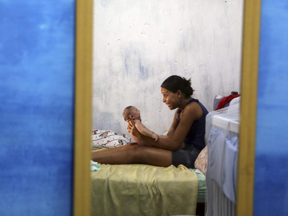 Una mujer brasileña, junto a su hijo con microcefalia debido al zika