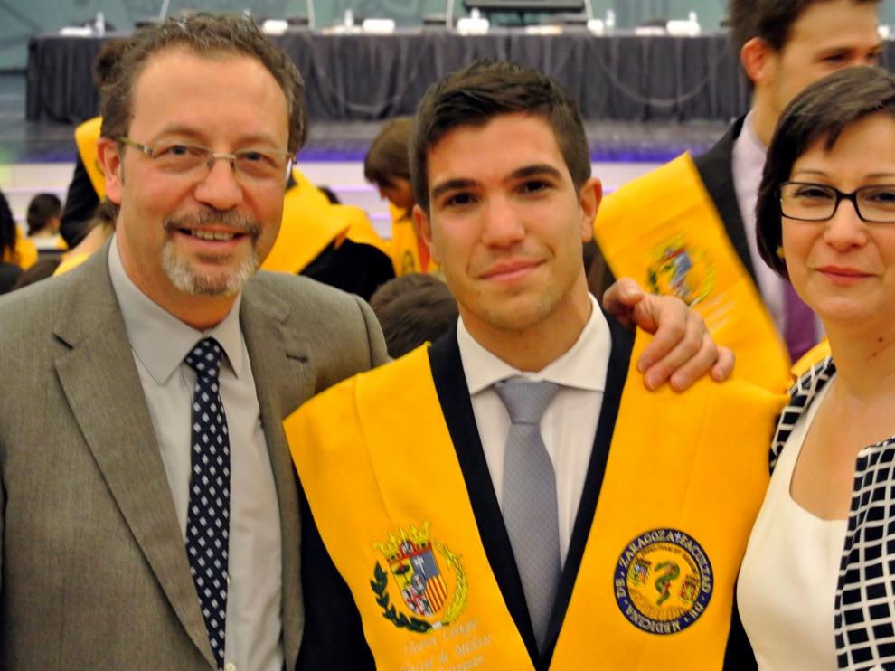 Gonzalo junto a sus padres el día de su graduación.