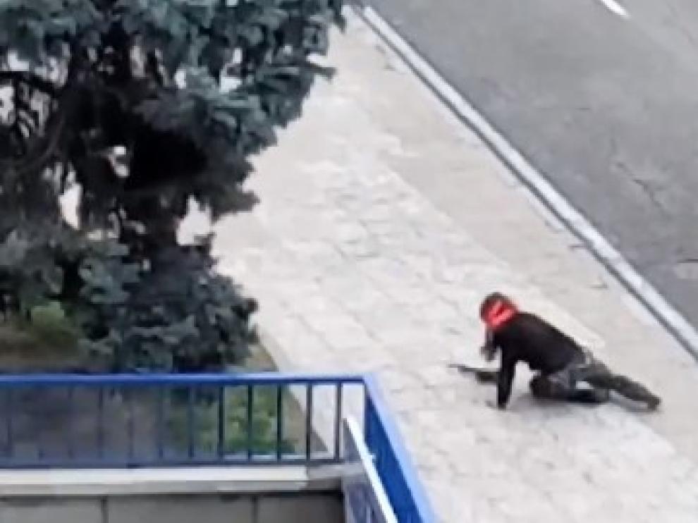 ?Una guardia civil vestida de Rambo y con rifle de juguete causa alarma en Madrid