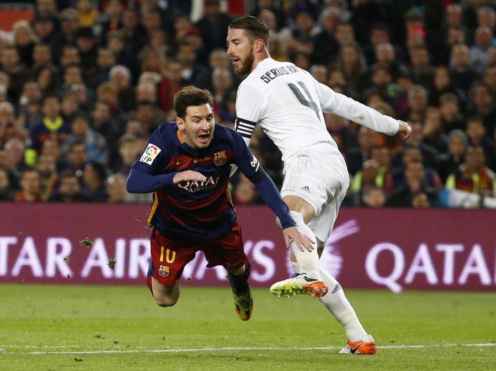Leo Messi y Sergio Ramos en una jugada del clásico
