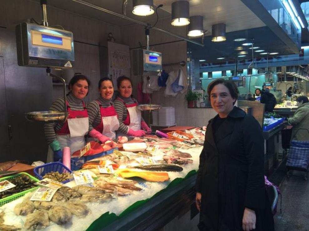 Ada Colau en el mercado de la Concepción de Barcelona.