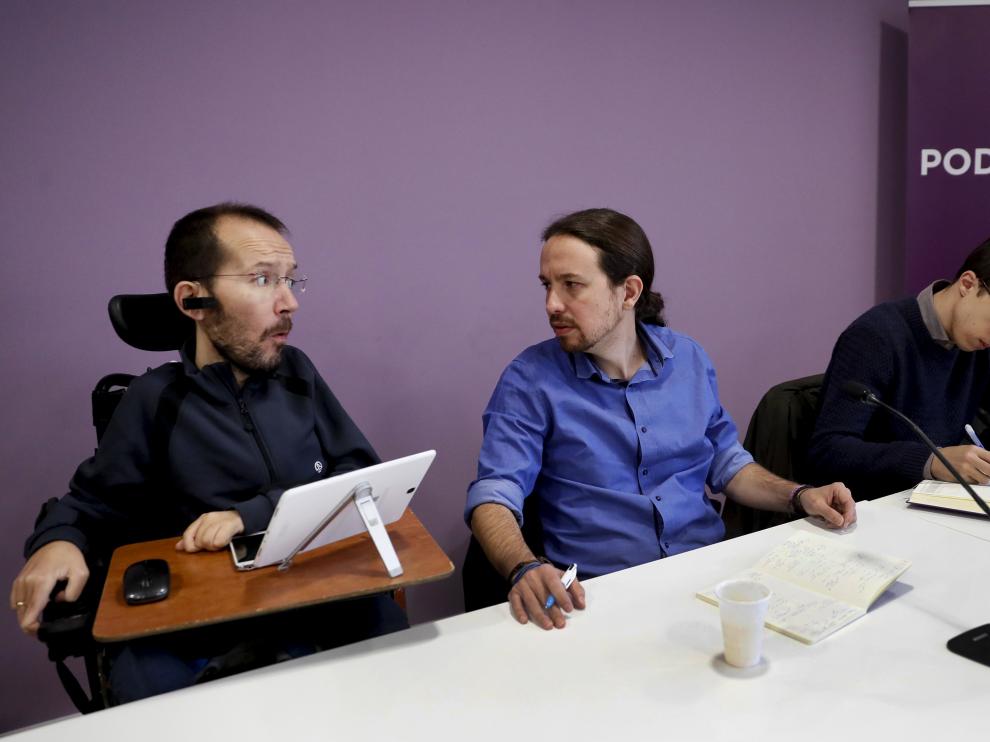 El líder de Podemos, Pablo Iglesias (c), conversa con el secretario del partido en Aragón, Pablo Echenique, junto al portafoz parlamentario del partido, Ínigo Errejón