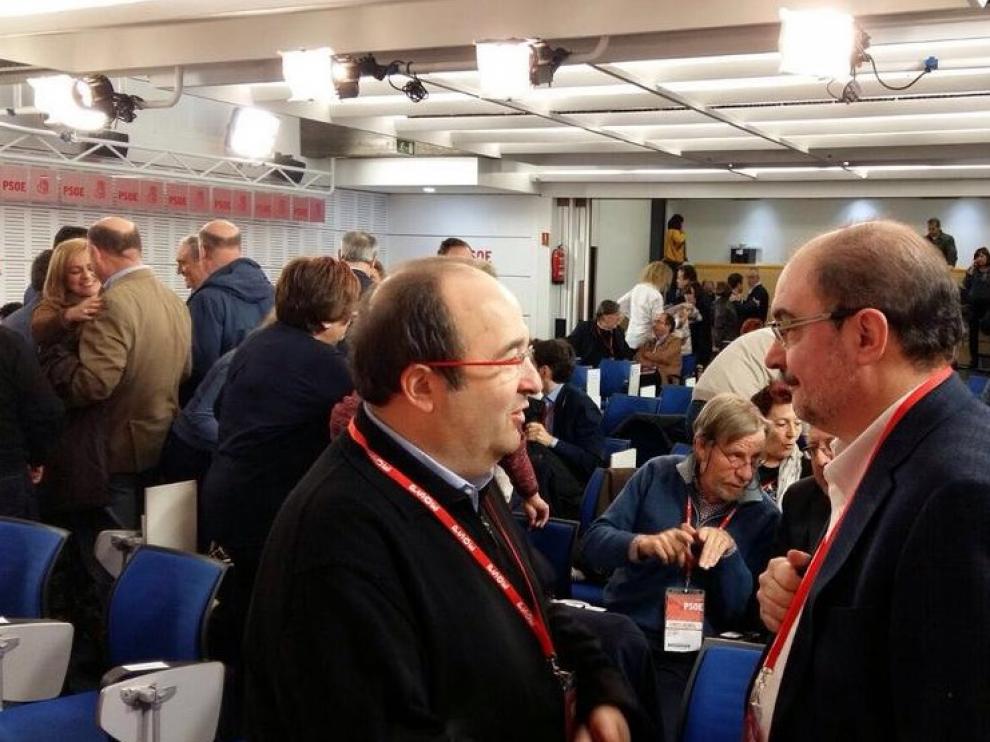 El líder de los socialistas aragoneses departe con su homólogo catalán, Miquel Iceta