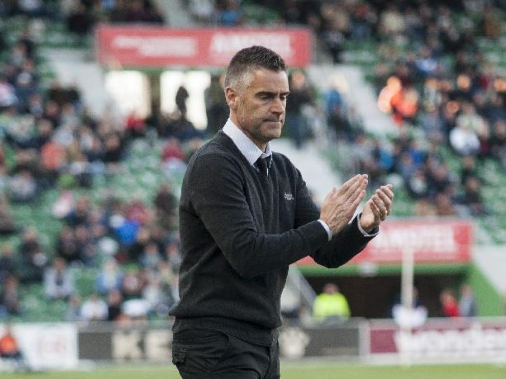 Lluís Carreras, en un momento del partido de Elche en la banda del estadio Martínez Valero.