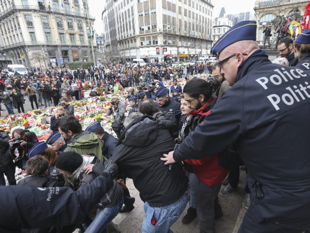 Según la cadena de televisión pública RTBF, cinco militantes de extrema derecha han sido detenidos.
