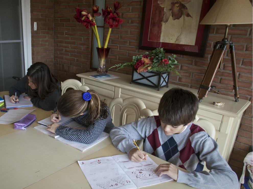 Dos niños haciendo deberes