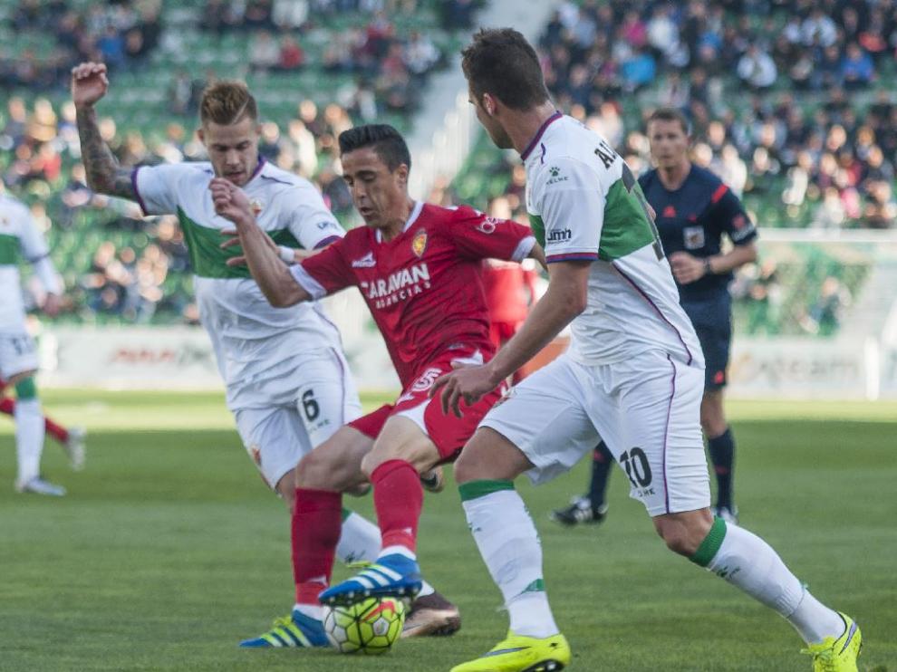 Pedro, rodeado de dos defensores del Elche, en un lance del partido en el Martínez Valero en el que el Real Zaragoza perdió 2-1.