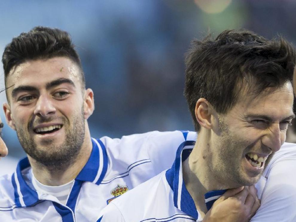 Rico y Lanzarote, dos de los advertidos de suspensión por cuatro amarillas, celebran un gol ante el Lugo.