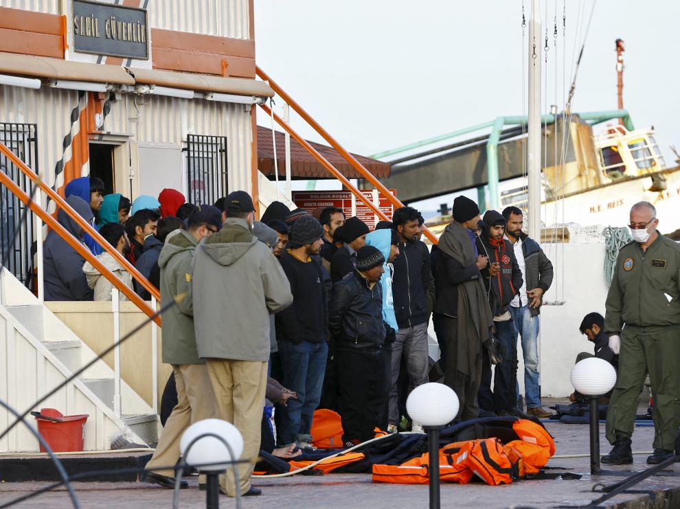 Llegada de refugiados a la isla turca de Dikili