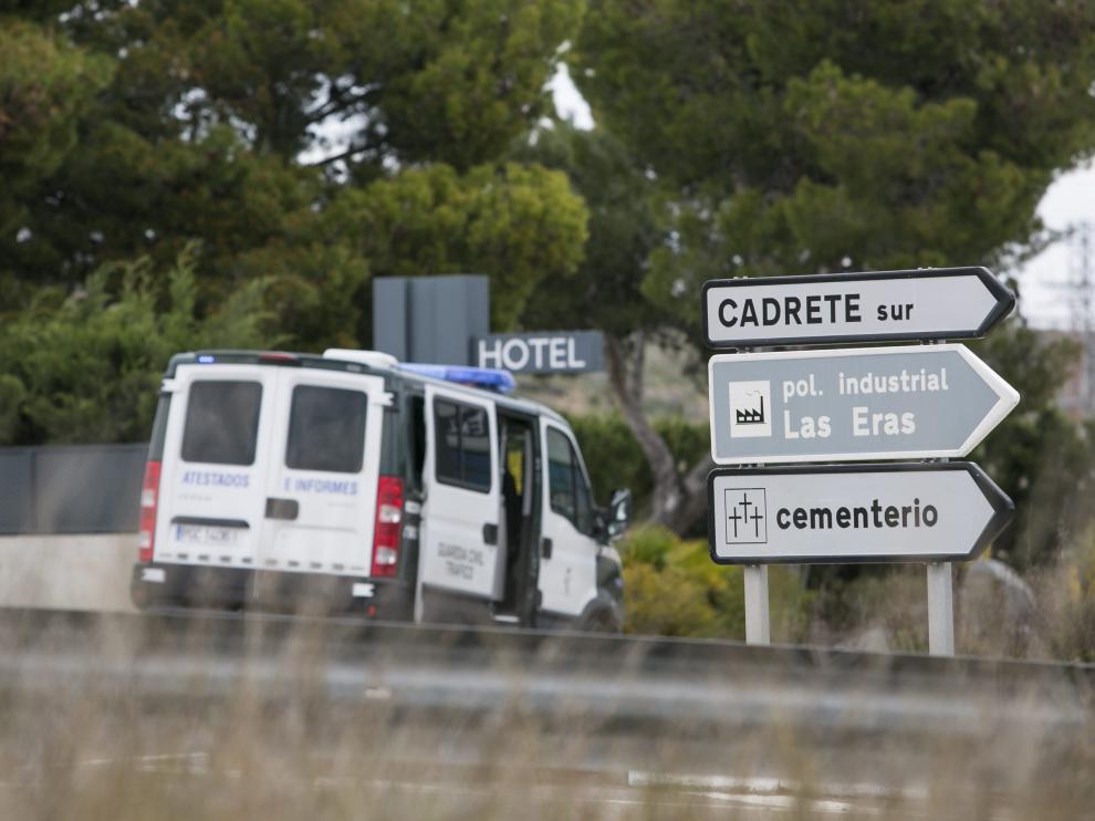 Un equipo de atestados de la Guardia Civil, ayer, en la rotonda donde se produjo el accidente.