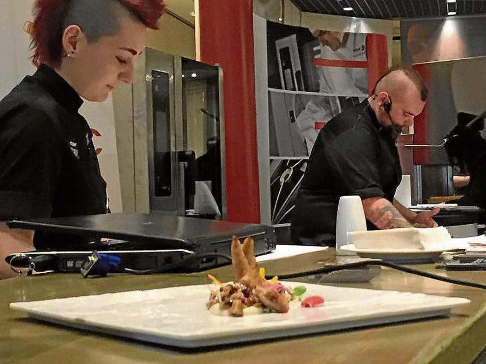 María Flor García y Franchesko Vera, preparando unas crestas de gallo.