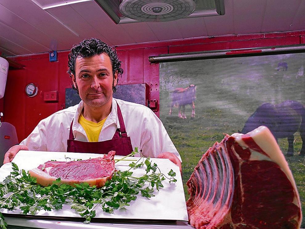 David Escudero, en su puesto del Mercado Central de Zaragoza especializado en carne de equino.